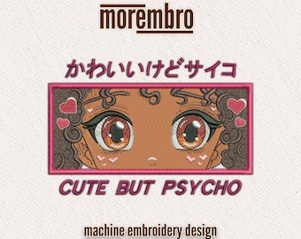 Puede incluir: Diseño de bordado a máquina con ojos estilo anime, piel morena, cabello rizado marrón y corazones rosas. El diseño incluye texto japonés y la frase en inglés "CUTE BUT PSYCHO" en rosa. La marca "morembro" está en la parte superior.