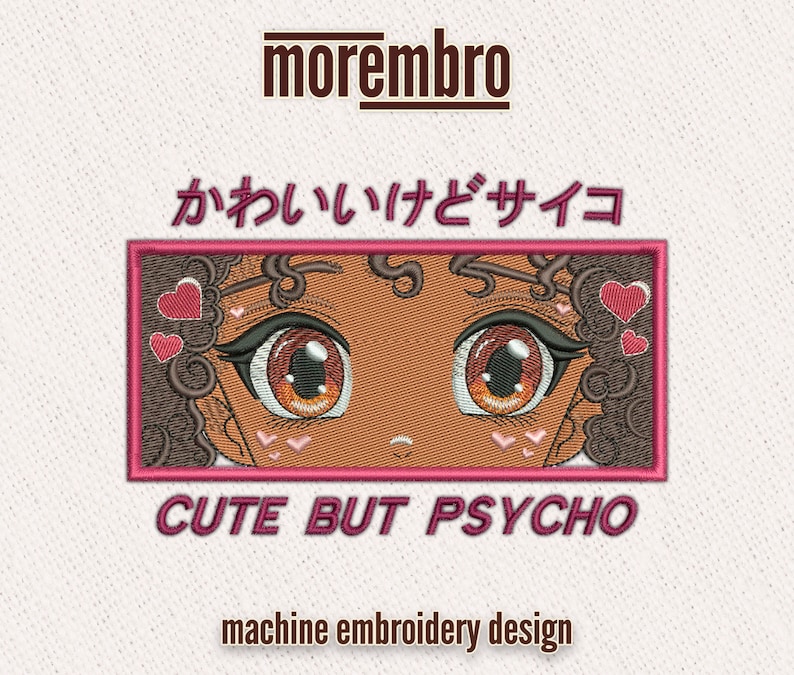 K&ouml;nnte beinhalten: Maschinenstickdesign mit Augen im Anime-Stil, brauner Haut, braunen Locken und rosa Herzen. Das Design enth&auml;lt japanischen Text und den englischen Satz "CUTE BUT PSYCHO" in Rosa. Der Markenname "morembro" steht oben.