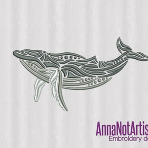 Può includere: Un ricamo stilizzato in grigio e bianco di una balena. La balena è delineata in grigio e riempita con un motivo bianco. Il design è su uno sfondo bianco.