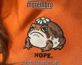 Embroidery design: cute grumpy frog in a daisy hat  - 5 sizes digital file for machine embroidery (embr121)