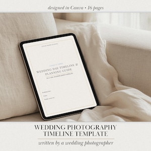 Puede incluir: Una tableta digital que muestra una plantilla de guía de planificación y cronograma de bodas de 16 páginas. La pantalla muestra el texto Wedding Day Timeline & Planning Guide, con campos para la fecha de la boda, el lugar y la revisión familiar.