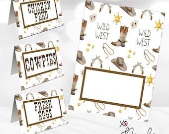 Könnte beinhalten: Vier bedruckbare Lebensmitteletiketten im Western-Stil. Die Etiketten haben einen weißen Hintergrund mit einem sich wiederholenden Muster aus Cowboystiefeln, Hüten und Pistolen. Die Etiketten haben braunen Text, der "Chicken Feed", "Cowpies", "Fresh Eggs" und "Wild West" lautet.