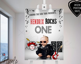 Könnte beinhalten: Ein weißes Poster mit schwarzem und rotem Text, der "Around the Sun Tour Presents... Hendrix Rocks One" lautet. Das Poster zeigt ein Foto eines jungen Jungen, der eine Sonnenbrille und eine Lederjacke trägt, eine Gitarre hält und vor einem Schlagzeug und einem Lautsprecher steht.