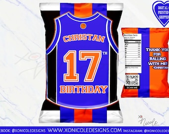 Könnte beinhalten: Ein Chip-Beutel in Form eines blauen und orangen Basketball-Trikots mit dem aufgedruckten Text "CHRISTAN 17TH BIRTHDAY" auf der Vorderseite. Die Rückseite des Beutels enthält eine Nährwerttabelle und einen QR-Code mit dem Text "SCAN ME".