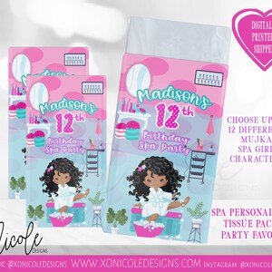 Puede incluir: Paquetes de pañuelos de papel rosa y azul con temática de spa para una fiesta de cumpleaños. Los paquetes de pañuelos presentan a una niña de dibujos animados con una bata blanca y una bata de baño rosa. El texto en los paquetes de pañuelos dice "Madison's 12th Birthday Spa Party".