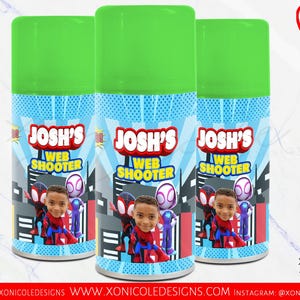 Puede incluir: Tres botellas de spray verdes con etiquetas que presentan un personaje de dibujos animados con temática de superhéroes. Las etiquetas dicen "Josh's Web Shooter" y presentan la cara de un niño con una máscara de superhéroe.