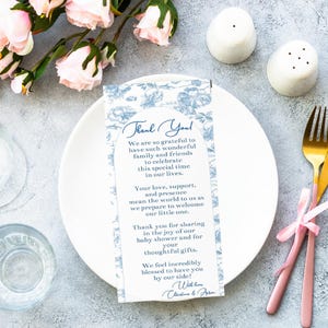 Toile de Jouy-babyshower - bedankkaart - stoffige blauwe Franse bedankkaart met toile-thema - blauwe bloemen babyshower - babyshower decor jongen