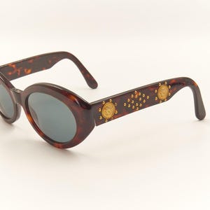 Authentic GIANNI VERSACE Mod Col Tortoise Medusa Theme Oval Sunglasses / Unused NOS New Old Stock / Vintage Designer Eyewear