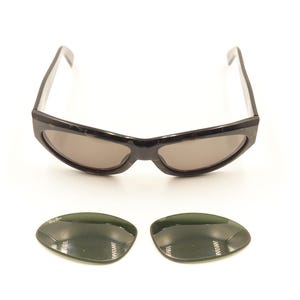 Pode incluir: &Oacute;culos de sol pretos com arma&ccedil;&atilde;o curva e lentes cinza escuras. Inclui duas lentes de reserva, tamb&eacute;m cinza escuras.