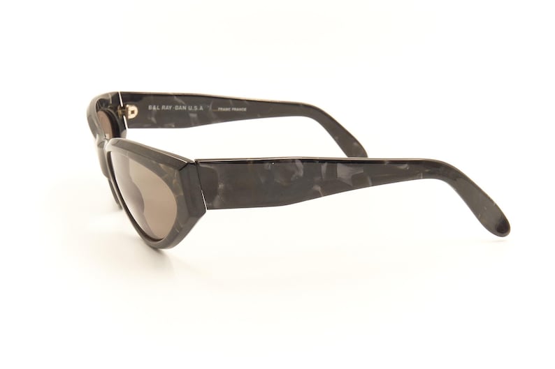 Pode incluir: &Oacute;culos de sol de tartaruga preta com lentes marrons escuras. Os &oacute;culos t&ecirc;m o logotipo Ray-Ban na lateral.