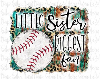 Könnte beinhalten: Ein Baseball mit roten Nähten auf einem türkisfarbenen, braunen und leopardengepunkteten Hintergrund. Der Text "Little Sister Biggest Fan" ist in schwarzer Kursivschrift geschrieben.