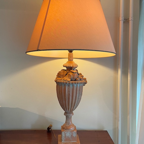 Une lampe de table de vase en terre cuite vintage