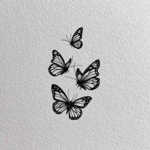 Può includere: Illustrazione in bianco e nero di quattro farfalle. Le farfalle sono raffigurate con dettagliati motivi alari e sottili antenne, su uno sfondo strutturato bianco sporco. Le farfalle sono disposte in una composizione verticale.