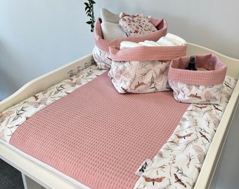 Matelas à langer, matelas à langer, matelas à langer portable de voyage, chambre de bébé, intérieur de chambre de bébé, matelas à langer rose