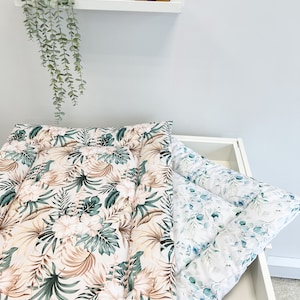 Vattenavvisande skötbädd, blommig skötbädd, vattenavvisande skötbädd, lindningsmatta, skötunderlägg, skötbordsmatta, barnrum