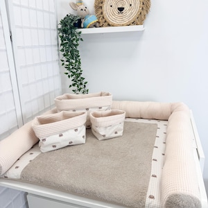 Cotton changing mat, Wickelauflage-Set aus Baumwolle in Beige mit Kissen, Körben und Decke,