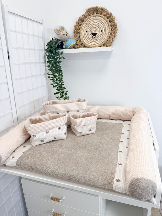 Cotton changing mat, Wickelauflage-Set aus Baumwolle in Beige mit Kissen, Körben und Decke,