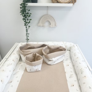 Matelas à langer imprimé fleurs en coton beige avec oreiller long et paniers, dessus de tapis à langer pour chambre de bébé, dessus pour table à langer, ustensile Set of 3 baskets