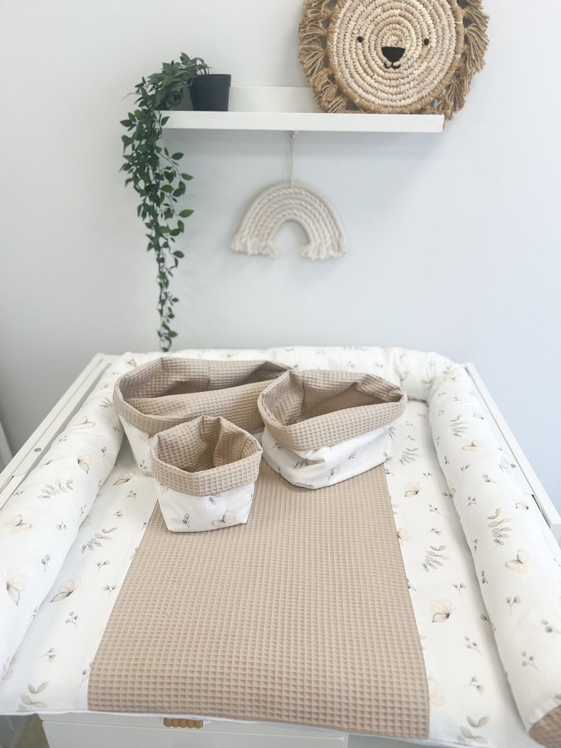 Matelas à langer imprimé fleurs en coton beige avec oreiller long et paniers, dessus de tapis à langer pour chambre de bébé, dessus pour table à langer, ustensile Set of 3 baskets