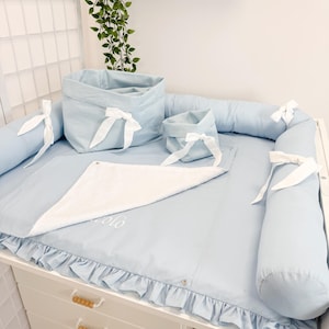 Cambiador de pañales Wickel Unterlage, color azul pastel liso, con almohada larga y cestas para niños.
