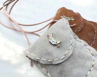 Collar con colgante de bolsa de medicina de piel con forma de luna bañada en oro, bolsa de medicina con flecos, bolsita de medicina de la Divina Feminidad