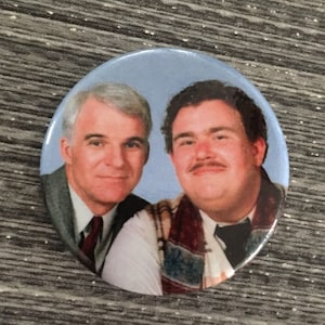 PLANES TRAINS AUTOMOBILES Steve Martin John Candy 1.25&quot; Button Pin Badge Neil Page & Del Griffith