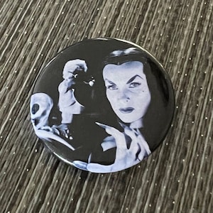 VAMPIRA 1.50&quot; Pin Badge Button