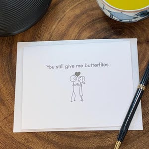 Cartão romântico engraçado Você ainda me dá borboletas no estômago e outros pensamentos que eu não deveria escrever em um cartão Cartão de flerte Marido Esposa Namorado/Namorada