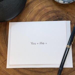 Grappige romantische kaart; You + Me = een uitstekend excuus om nooit de deur uit te gaan; Leuke jubileumkaart; Gezellige kaart voor stelletjes; Flirterige kaart Liefdeskaart