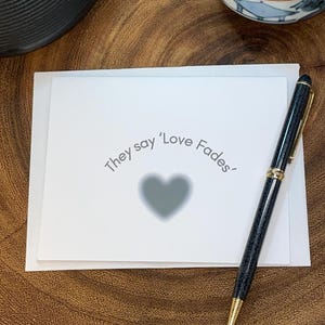 They Say Love Fades - Carte de voeux romantique pour elle | Carte physique de 4 x 5 pouces avec enveloppe