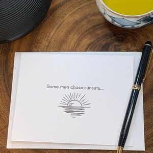 Carte romantique drôle, certains hommes chassent les couchers de soleil mais je veux une place au premier rang pour votre pantalon de yoga, carte d'anniversaire épicée, carte épicée