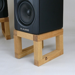 Speaker stands made of rustic oak, tailor-made and individual