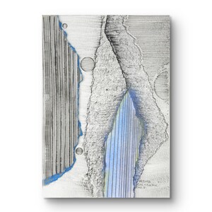 Puede incluir: Obra de arte abstracta sobre lienzo con texturas de papel rasgado y formas geométricas. La pieza incorpora líneas verticales y horizontales, círculos y una paleta de colores azules. La firma del artista y el año 2023 son visibles.