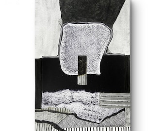 Puede incluir: Obra de arte abstracta en blanco, negro y gris. Presenta formas geométricas y texturas, incluyendo una gran forma blanca texturizada, un rectángulo negro y un patrón de rayas en la parte inferior. La obra está montada sobre un fondo blanco.