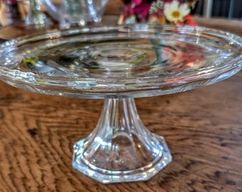 Stojak na ciasto z przezroczystego szkła w stylu vintage. Słodki, mniejszy rozmiar na Dzień Matki, baby shower i wiosenne brunche.