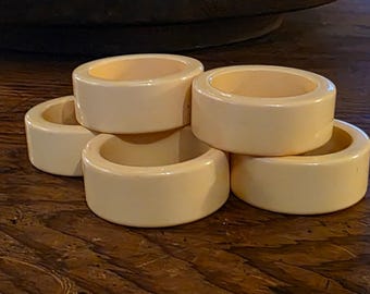 Juego de 6 servilleteros vintage de baquelita color crema y marfil, de Mid Century Table