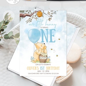 Bearbeitbare Einladung 1. Geburtstag Junge Klassische Winnie the Pooh Hundert Morgen Holz Blau Ballon Hundred Acre Wood Design Template Corjl 0001.3