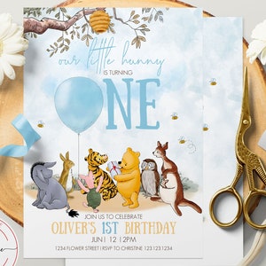 Invitación editable 1er cumpleaños niño clásico Winnie the Pooh Cien Acres madera globo azul Cien Acres madera diseño plantilla Corjl 0001.3