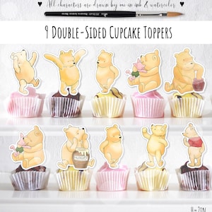 Könnte beinhalten: Neun doppelseitige Cupcake-Topper mit Winnie Puuh-Charakteren. Die Topper sind 5 cm hoch und 7,5 cm breit. Die Charaktere beinhalten Winnie Puuh, der ein Honigglas hält, Winnie Puuh, der Ferkel umarmt, und Winnie Puuh, der mit ausgestreckten Armen steht.