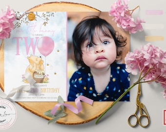 Invitación editable clásica de Winnie the Pooh del Bosque de los Cien Acres para el segundo cumpleaños de una niña con globos rosas. Diseño dibujado a mano con tu foto 0001.4