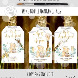 Pop It When She Pops Tag Winnie the Pooh a tema Baby Shower Etichetta per bottiglia modificabile Favore Etichette per bottiglie di vino Champagne 7 design Corjl 0001 EB1