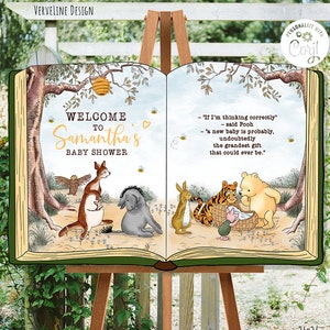 Op de afbeelding: Een Winnie de Poeh-thema baby shower welkomstbord met een groen boekontwerp. Het bord bevat een citaat van Winnie de Poeh: "Als ik het goed begrijp - zei Winnie - een nieuwe baby is waarschijnlijk, zonder twijfel het mooiste cadeau dat je kunt krijgen." Het bord bevat ook een welkomstboodschap: "Welkom op de baby shower van Samantha".