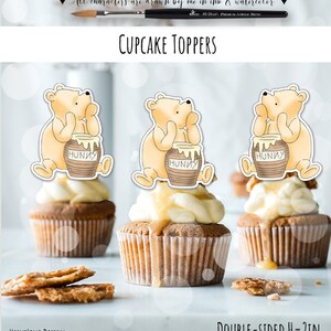 Könnte beinhalten: Drei Cupcake-Topper mit einem Comic-Bären, der einen Honigtopf hält. Die Topper sind doppelseitig und 5 cm hoch. Der Bär ist im Aquarell-Stil mit einer hellbraunen Farbe gezeichnet.