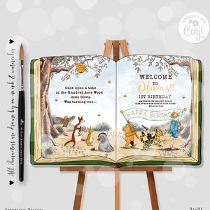 K&ouml;nnte beinhalten: Ein Winnie-the-Pooh-Geburtstagsschild zum 1. Geburtstag mit einer Aquarell-Illustration von Winnie Puuh und seinen Freunden. Das Schild ist wie ein offenes Buch geformt mit dem Text "Willkommen zum 1. Geburtstag von Olivia" und "Manchmal nehmen die kleinsten Dinge den meisten Platz in deinem Herzen ein - Winnie Puuh" auf der rechten Seite. Die linke Seite zeigt eine Aquarell-Illustration von Winnie Puuh und seinen Freunden, die durch den Hundert-Morgen-Wald gehen.