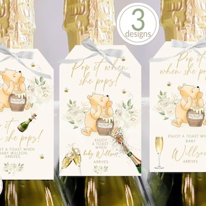 Etichette per bottiglie Pop It When She Pops a tema Winnie the Pooh Baby Shower modificabili Etichette per bottiglie di champagne 3 disegni di fiori bianchi 0001.18