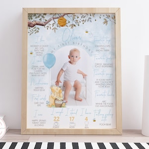 Bearbeitbare Meilensteintafel klassisch Winnie Puuh 1. Geburtstag Junge Party Hundert Morgen Holz Blauer Ballon Design Digital 0001.3