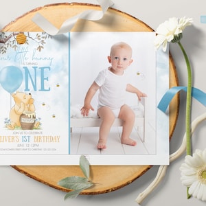 Invitation modifiable 1er anniversaire garçon classique Winnie l'ourson, ballon bleu en bois de cent acres avec votre modèle photo Corjl 0001.3
