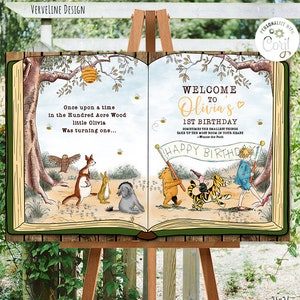 K&ouml;nnte beinhalten: Ein Winnie-the-Pooh-thematisches Willkommens-Schild zum 1. Geburtstag mit einem Buchdesign. Das Schild enth&auml;lt ein Zitat von Winnie the Pooh: "Manchmal nehmen die kleinsten Dinge den meisten Platz in deinem Herzen ein." Das Schild ist mit dem Namen Olivia personalisiert.
