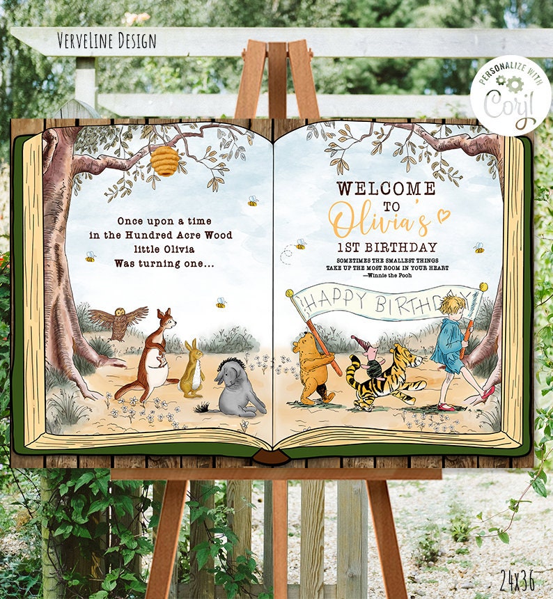 K&ouml;nnte beinhalten: Ein Winnie-the-Pooh-thematisches Willkommens-Schild zum 1. Geburtstag mit einem Buchdesign. Das Schild enth&auml;lt ein Zitat von Winnie the Pooh: "Manchmal nehmen die kleinsten Dinge den meisten Platz in deinem Herzen ein." Das Schild ist mit dem Namen Olivia personalisiert.