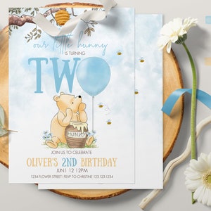 Bearbeitbare Einladung 2. Geburtstag Junge Klassische Winnie Puuh mit Honigtopf Blau Ballon Hundert Morgen Holz Design Vorlage Corjl 0001.3
